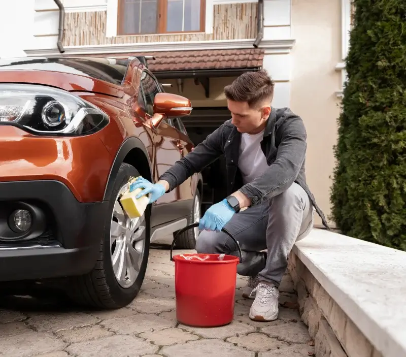 Lavage auto à domicile Pruno : professionnel intervenant sur un véhicule